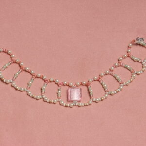 Collier vintage ras le cou. Perles fines, pastel. Alternance de couleurs. Au centre une magnifique perle en verre de Murano carrée rose pale. Taille ajustable grâce à la chaînette argentée
