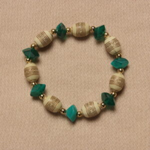 Bracelet vintage alternant des perles beiges avec des motifs dorés de forme allongée et des perles plus triangulaires bleu canard. Petites perles dorées entre chaque perle