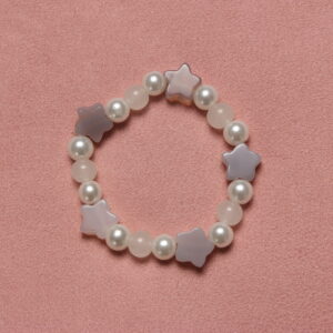 Bracelet vintage composé de perles de verre blanches et d'étoiles en opale naturelle blanches grisées