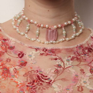 Collier vintage ras le cou. Perles fines, pastel. Alternance de couleurs. Au centre une magnifique perle en verre de Murano carrée rose pale. Taille ajustable grâce à la chaînette argentée