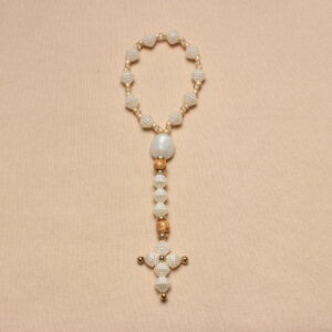 Dizainier (chapelet simplifié) composé de perles beiges fantaisies: 10 pour la boucle, 3 qui descendent et 5 pour la croix ( également faite main), 2 perles en bois, des petites perles dorées et une très jolie perle beige irisée au centre.