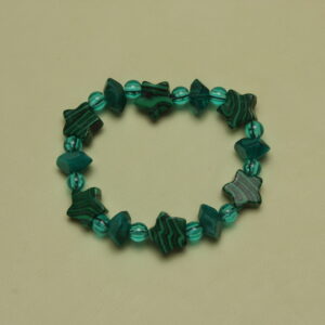 Bracelet vert sapin composé d'une alternance de perles rondes transparentes, de perles géométriques et de perles en forme d'étoile.