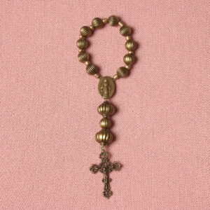 Dizainier composé de perles rondes noires striées de dorées et de 2 perles ovales au même motif. Connecteur central et croix en alliage de couleur bronze. Représentation de la vierge Marie sur le connecteur et de Jésus Christ sur la croix