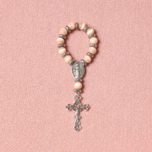 Dizainier composé de perles rondes roses pâles et d'intercalaires argentés. Connecteur central et croix en alliage de couleur argentée. Représentation de la vierge Marie sur le connecteur et de Jésus Christ sur la croix